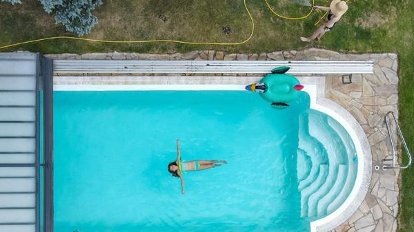 Dann ist zum Beispiel das Befüllen von Pools und Planschbecken mit Leitungswasser ebenso tabu wie das Gießen von Pflanzen oder das Waschen von Autos. In Bayern hat es solche Verbote schon gegeben, zum Beispiel im Sommer 2015 im Landkreis Forchheim.