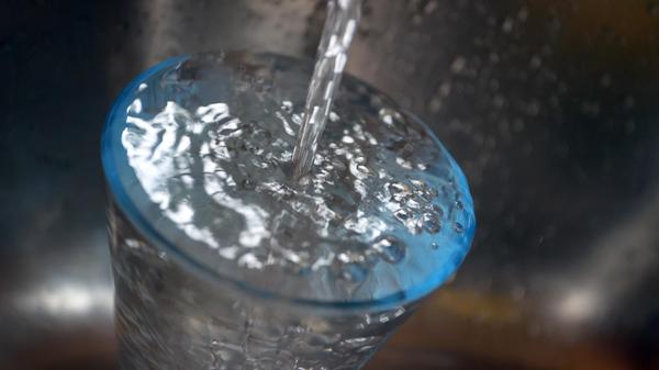 Noch nicht. Nach Einschätzung der Staatsregierung werden Hitze und Trockenheit nicht zu einer wesentlichen Beeinträchtigung der Wasserversorgung für die Menschen führen. Auch mit Missernten sei nicht zu rechnen. Unter dem Titel "Wasserzukunft Bayern 2050" arbeitet die Staatsregierung zudem daran, die Trinkwasserversorgung in allen Teilen des Freistaats trotz des Klimawandels zu sichern. Das Thema habe "oberste Priorität", sagt Umweltminister Thorsten Glauber.