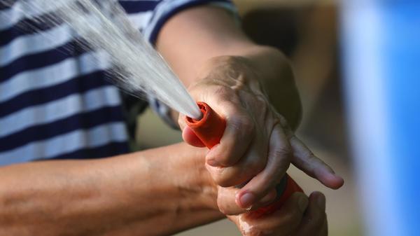 Mit trockenen und heißen Sommern ist künftig aber auch in Bayern häufiger zu rechnen. Wasserrechtsexpertin Thimet rechnet deswegen auch damit, dass der Streit um die Verteilung des Grundwassers schärfer wird. "Wir müssen jetzt alle schauen, dass wir unsere Reserven aufsparen", sagt Thimet. "Denn die Frage ist: Was machen wir, wenn es noch schlimmer wird? Die Situation ist ähnlich wie derzeit bei der Gasversorgung: Brauchen wir erst Druck und Zwang, bevor wir reagieren?" In unserem Beitrag können Sie sehen, wie Sie Wasser sparen können.