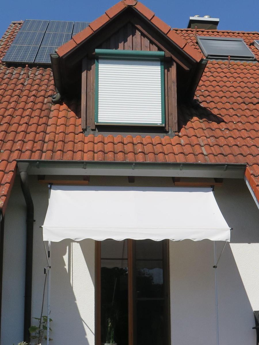 Rollo ro! So lässt es sich gut aushalten: Rolläden runter bevor die Sonne und damit die Hitze kommt.
Rollo ro! So lässt es sich gut aushalten: Rolläden runter bevor die Sonne und damit die Hitze kommt.