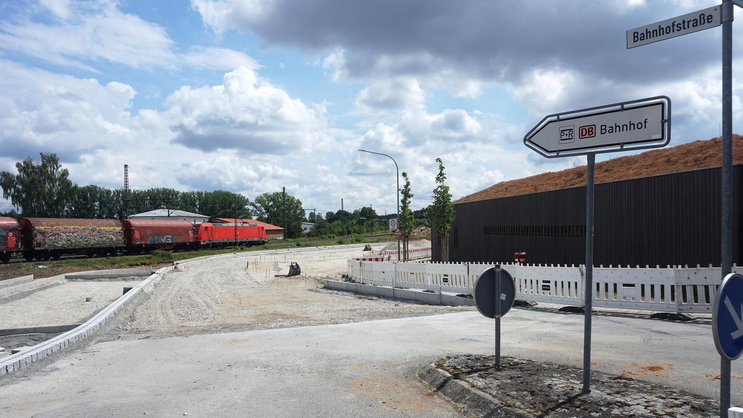 In Seubersdorf wurde zwischenzeitlich mit der Gestaltung der Brachfläche entlang der Bahnlinie begonnen.