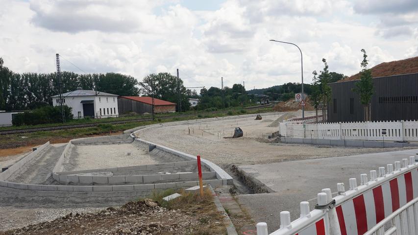 Die Seubersdorfer Bahnhofsstraße wird entlang des neuen Kindergartens in Richtung der Gleise verlegt, um Platz für neue Parkplätze zu schaffen.
Die Seubersdorfer Bahnhofsstraße wird entlang des neuen Kindergartens in Richtung der Gleise verlegt, um Platz für neue Parkplätze zu schaffen.