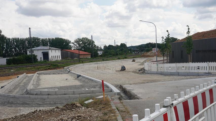  Die Seubersdorfer Bahnhofsstraße wird  entlang des neuen Kindergartens in Richtung der Gleise verlegt, um Platz für neue Parkplätze zu schaffen.