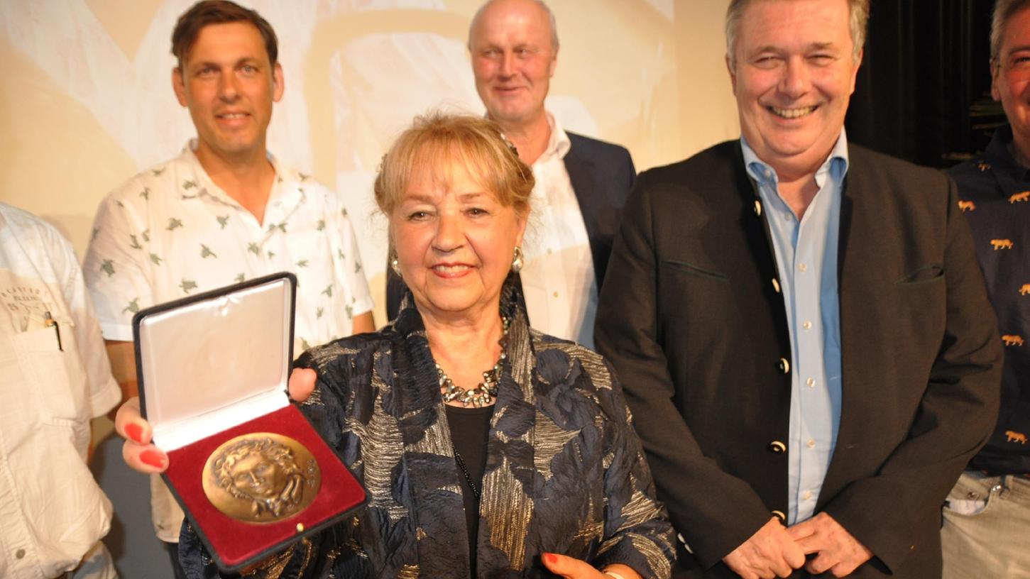 Barbara Ruppel freut sich über die Ritter-von-Spix-Medaille in Höchstadt.