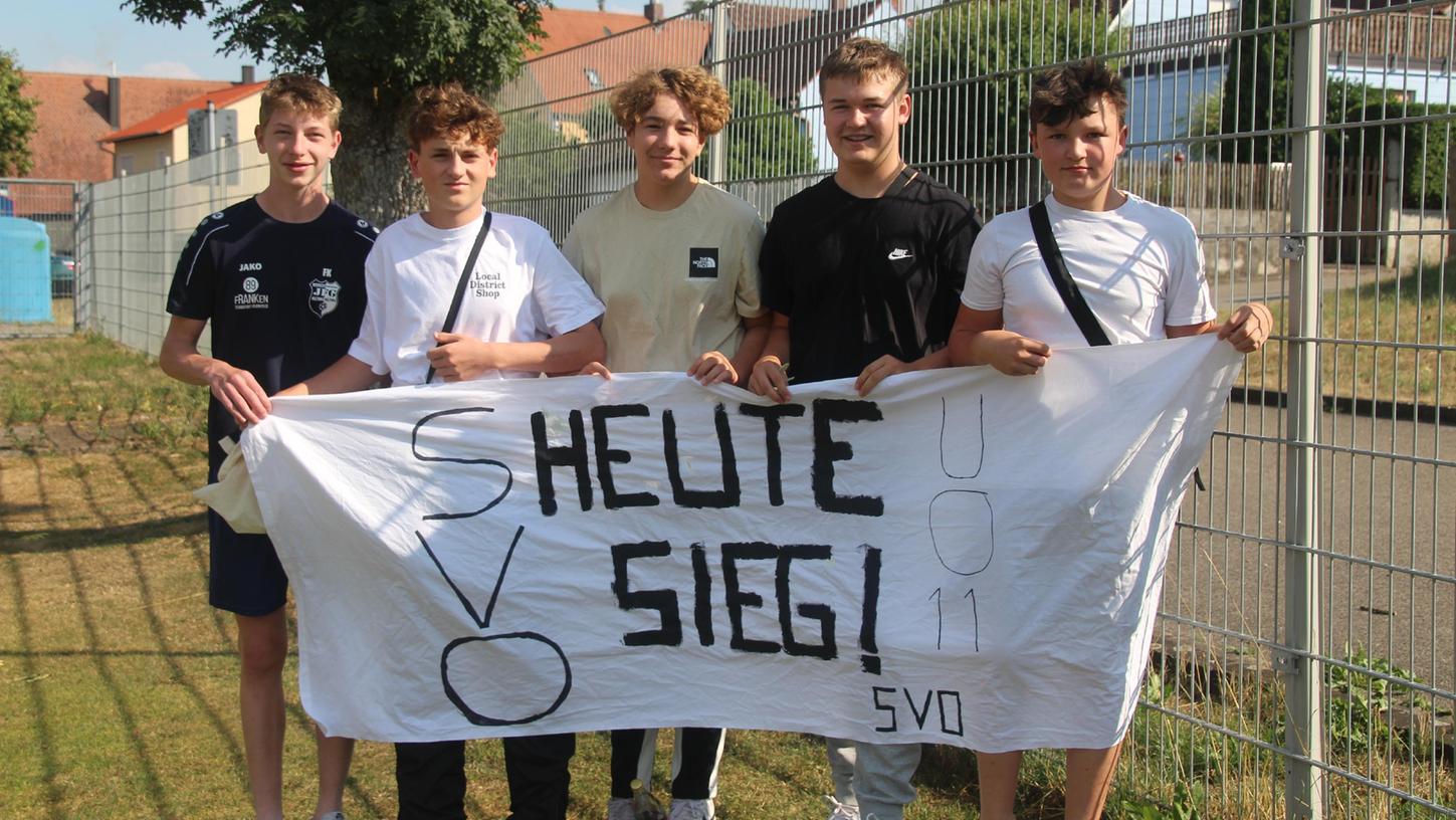 Eine klare Erwartung formulierten diese jungen Anhänger des SV Ornbau vor dem Spiel.
Eine klare Erwartung formulierten diese jungen Anhänger des SV Ornbau vor dem Spiel.