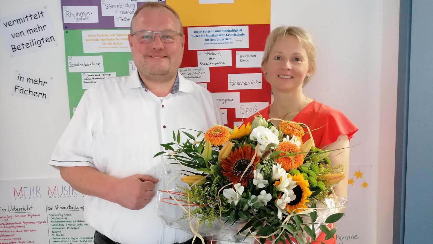 "Ich bedauere ausdrücklich Ihren Weggang", sagte Bürgermeister Wolfram Göll. Fünf Jahre lang stand Edith Katheder an der Spitze der Grundschule Kammerstein.
"Ich bedauere ausdrücklich Ihren Weggang", sagte Bürgermeister Wolfram Göll. Fünf Jahre lang stand Edith Katheder an der Spitze der Grundschule Kammerstein.