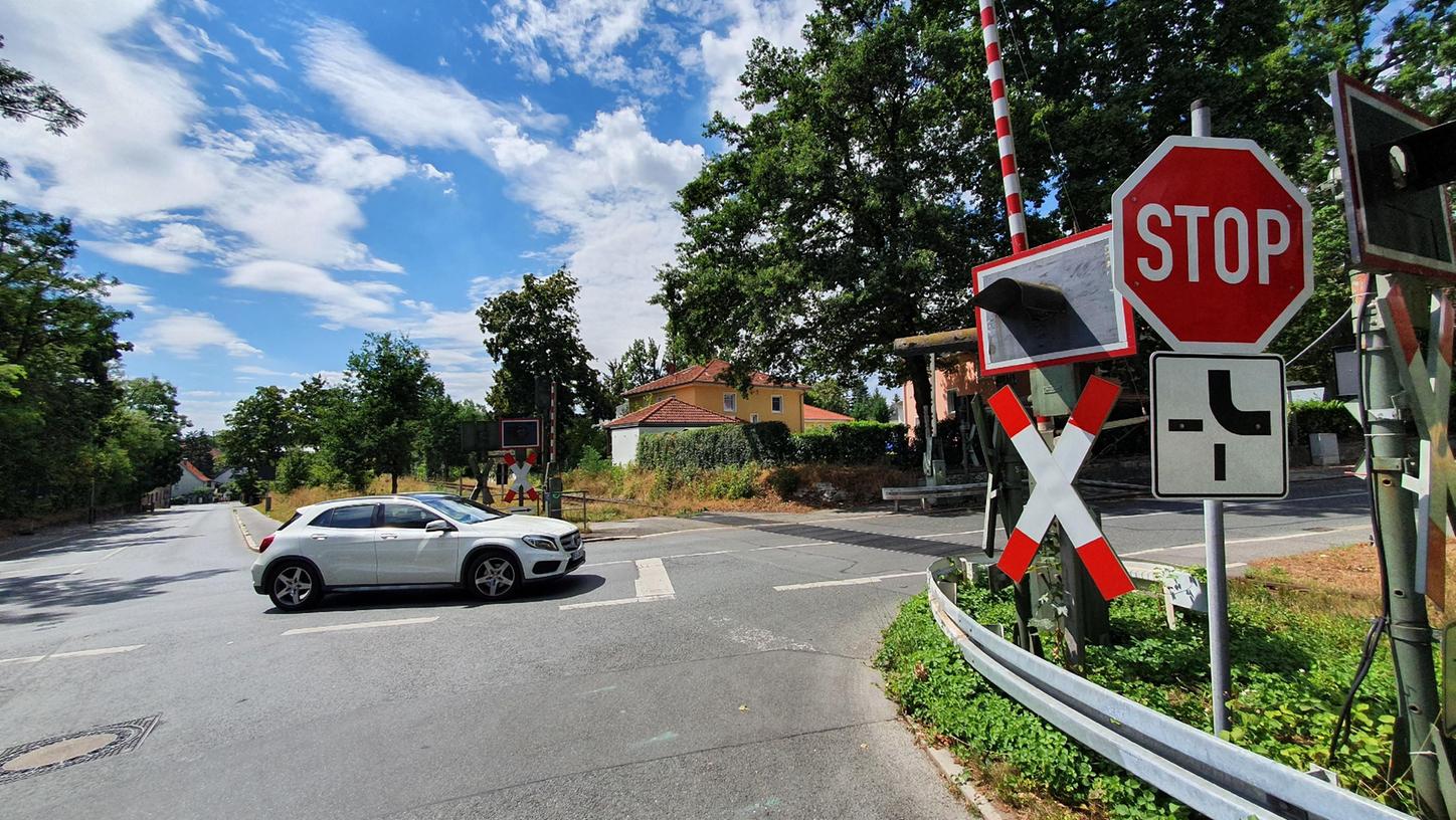 Auch der Bahnübergang Forsthausstraße soll mit neuer Technik und einem Fußgängerüberweg ausgestattet werden. Auch der Bahnübergang Forsthausstraße soll mit neuer Technik und einem Fußgängerüberweg ausgestattet werden.