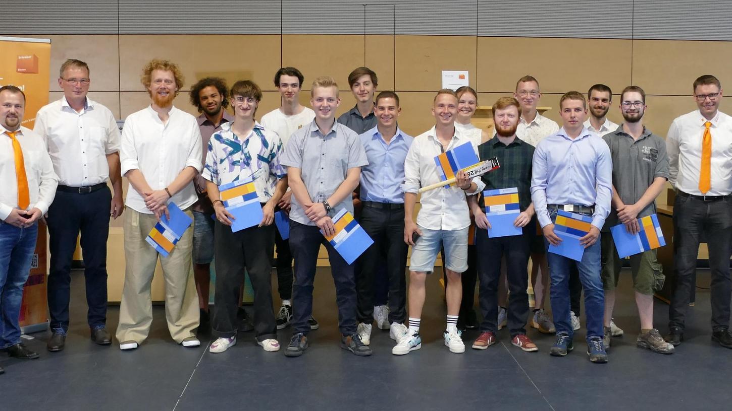 Die dreizehn frisch gebackenen Schreinergesellen und eine Gesellin, eingerahmt von Geschäftsführerin Manuela Wohlert, Obermeister Christian Pickelmann und Bürgermeister Peter Uschalt auf der linken Seite und Lehrlingswart Martin Wölfel und Landrat Armin Kroder auf der rechten Seite. Die dreizehn frisch gebackenen Schreinergesellen und eine Gesellin, eingerahmt von Geschäftsführerin Manuela Wohlert, Obermeister Christian Pickelmann und Bürgermeister Peter Uschalt auf der linken Seite und Lehrlingswart Martin Wölfel und Landrat Armin Kroder auf der rechten Seite.