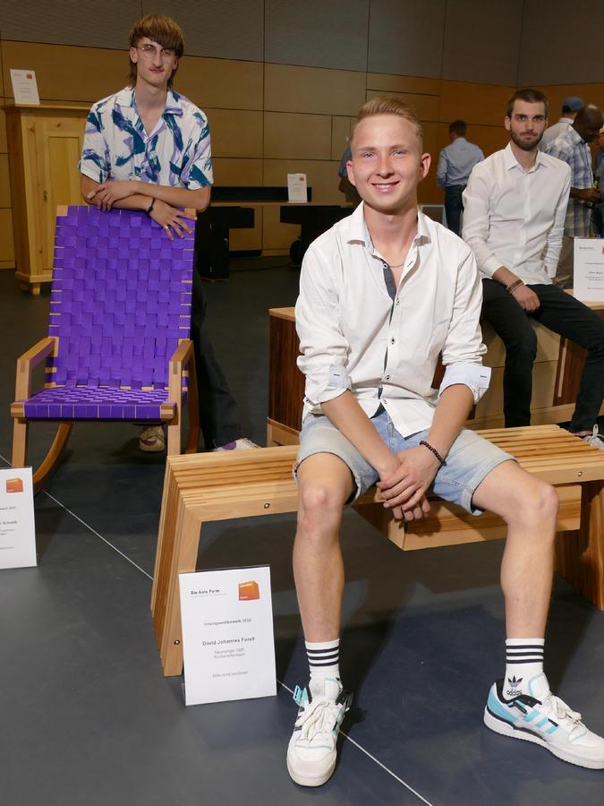 Ausgezeichnete Junghandwerker: die Preisträger der „Guten Form“ 2022 sind von links Claus Xaver Schmitt (3.Preis), David Johannes Forell (1. Preis und Innungssieger) und Oliver Mayer (2.Preis). Ausgezeichnete Junghandwerker: die Preisträger der „Guten Form“ 2022 sind von links Claus Xaver Schmitt (3.Preis), David Johannes Forell (1. Preis und Innungssieger) und Oliver Mayer (2.Preis).