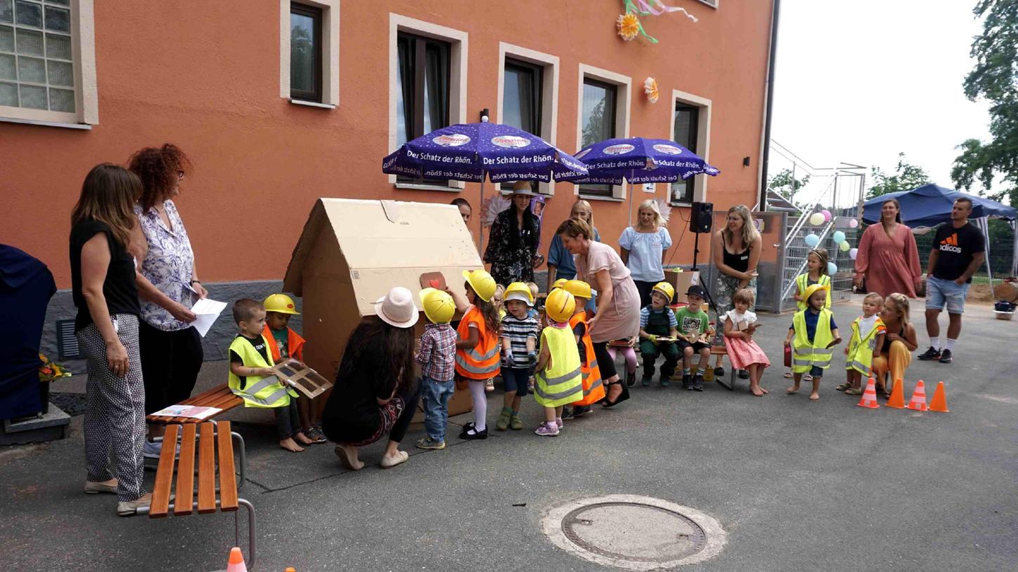 Aus Pappkartons bauten sich die Kinder ein eigenes kleines Haus, das sie mit hineinnahmen in die neue Kita.
Aus Pappkartons bauten sich die Kinder ein eigenes kleines Haus, das sie mit hineinnahmen in die neue Kita.