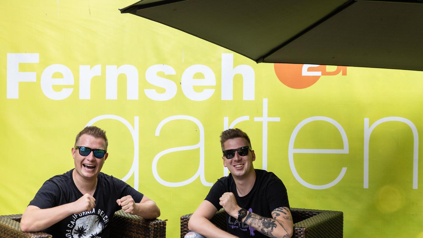 Anführer der Stuttgarter Pokal-Party: DJ Robin (rechts) und Schürze.
Anführer der Stuttgarter Pokal-Party: DJ Robin (rechts) und Schürze.