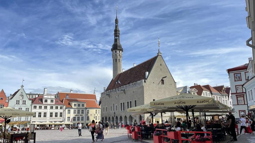 Der Rathausplatz ist geprägt von Cafés, Restaurants und Geschäften. In einem der Gebäude am Platz ist die Ratsapotheke untergebracht. Sie gilt als eine der ältesten Apotheken in Europa, die bis heute in Betrieb ist. In die Apotheke kann man zu den Öffnungszeiten reinspazieren. Den zu dieser Bildergalerie gehörenden Text über unsere Tallinn-Reise finden Sie unter nn.de/leben/reisen.