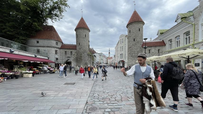 Durch das berühmte mittelalterliche Stadttor strömen Touristen und Einheimische, um in der Innenstadt zu flanieren und einzukehren. 