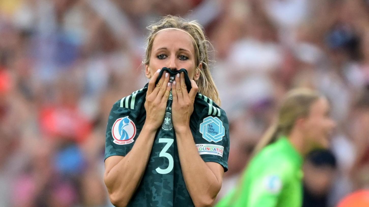 Nicht zu fassen: Kathrin Hendrich nach dem Schlusspfiff in Wembley.
Nicht zu fassen: Kathrin Hendrich nach dem Schlusspfiff in Wembley.
