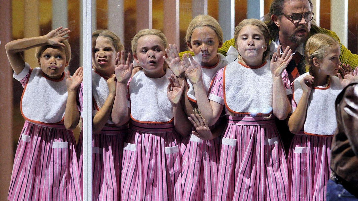 Viele junge Mädchen bevölkern die Szenerie des neuen "Rheingold" bei den Bayreuther Festspielen. Was hat es damit auf sich? Viele junge Mädchen bevölkern die Szenerie des neuen "Rheingold" bei den Bayreuther Festspielen. Was hat es damit auf sich?