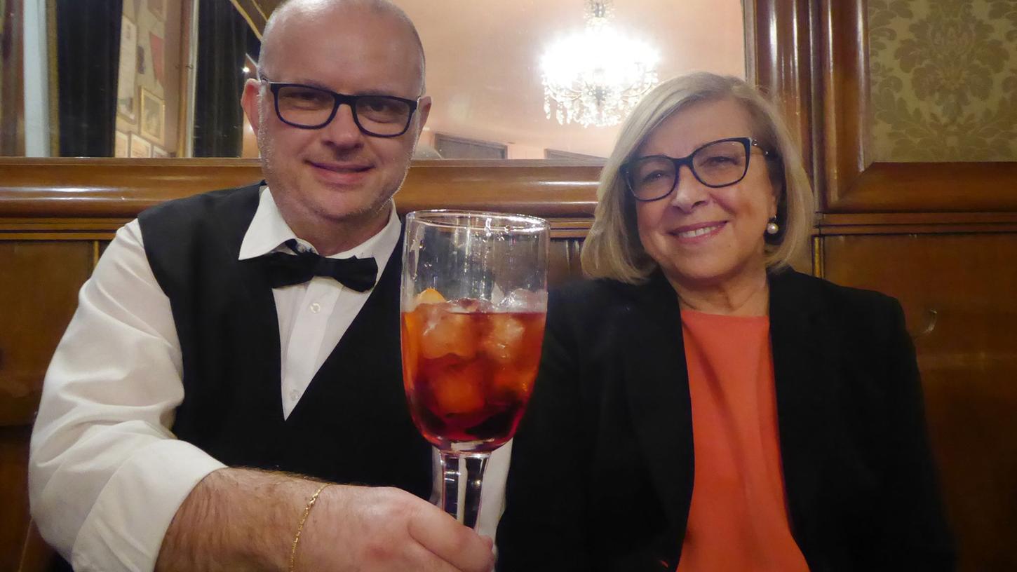 Kellner Graziano Ferrario mit Barchefin Roberta Stocchetto - und einem Negroni im überdimensionierten Glas. Die italienische Lebensart ohne ihn - undenkbar. Kellner Graziano Ferrario mit Barchefin Roberta Stocchetto - und einem Negroni im überdimensionierten Glas. Die italienische Lebensart ohne ihn - undenkbar.