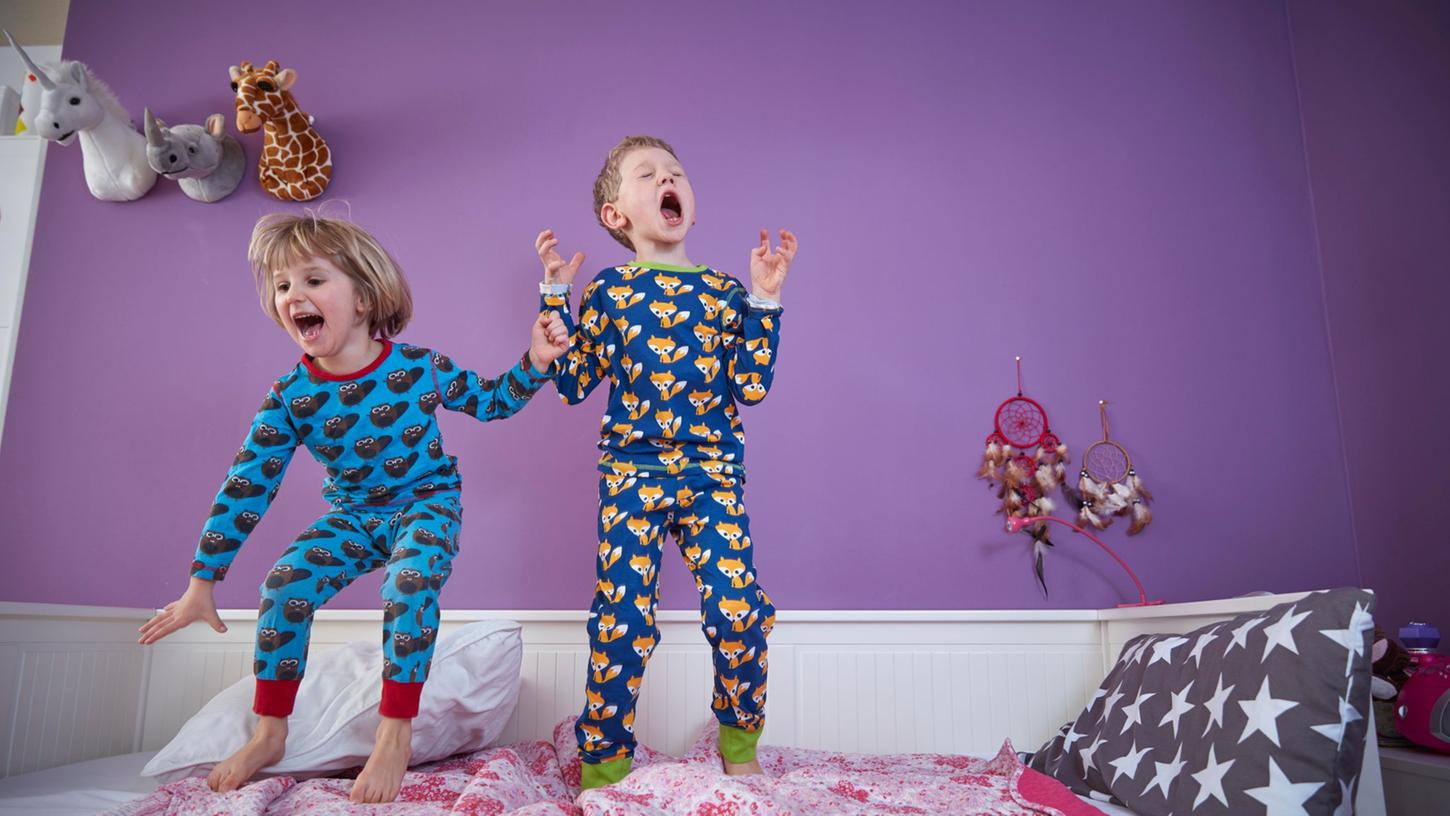 Alarm im Kinderzimmer: Jungen sind oft die impulsiveren Kinder. Aber auch Mädchen können sich kämpferisch zeigen, wenn sie gleichgeschlechtliche Vorbilder haben.