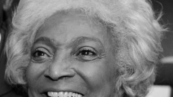 Als eine der ersten schwarzen Frauen mit einer großen Rolle schrieb sie in den 1960er Jahren US-Fernsehgeschichte. Der Kuss der Afro-Amerikanerin 1968 mit ihrem Kollegen William Shatner alias Captain Kirk gilt weithin als Erster zwischen einer Schwarzen und einem Weißen in der US-Fernsehgeschichte.Nun ist Nichelle "Uhura" Nichols gestorben.