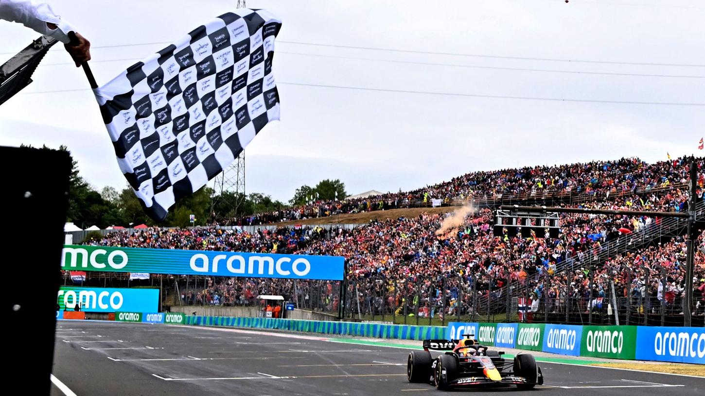 Der Niederländer Max Verstappen vom Team Red Bull überquert als Sieger die Ziellinie in Ungarn. Der Niederländer Max Verstappen vom Team Red Bull überquert als Sieger die Ziellinie in Ungarn.