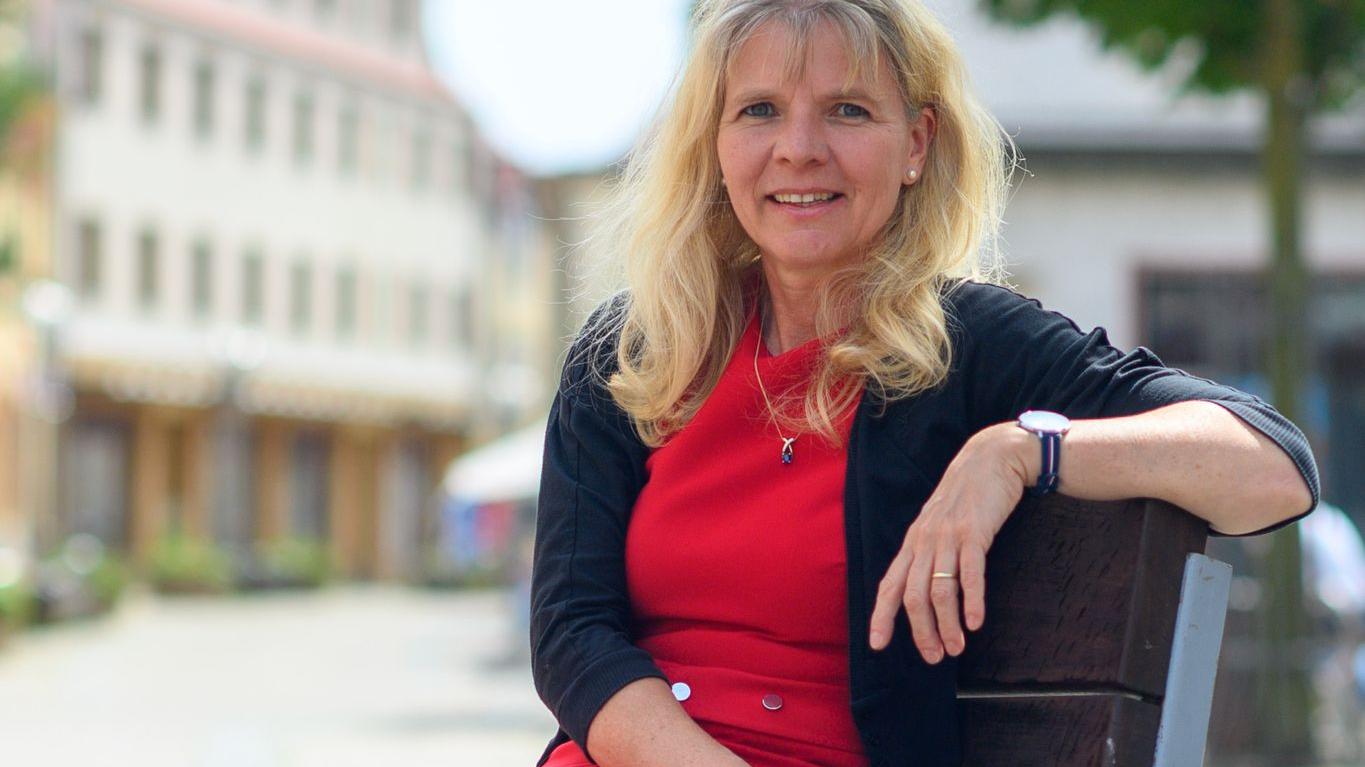 Katrin Gensecke (SPD) setzt sich als Landtagsabgeordnete besonders für Menschen mit Behinderungen ein. Sie leidet selbst an Multiple Sklerose. Katrin Gensecke (SPD) setzt sich als Landtagsabgeordnete besonders für Menschen mit Behinderungen ein. Sie leidet selbst an Multiple Sklerose.