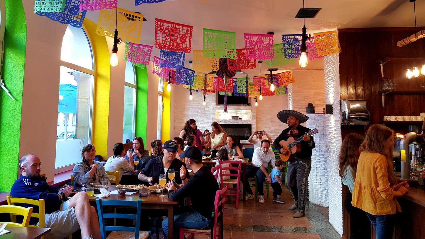 Bunt geht es im Inneren von Tacos El Kaiser II zu – hier kann man den Sommer über aber auch draußen unter Sonnenschirmen Platz nehmen. 