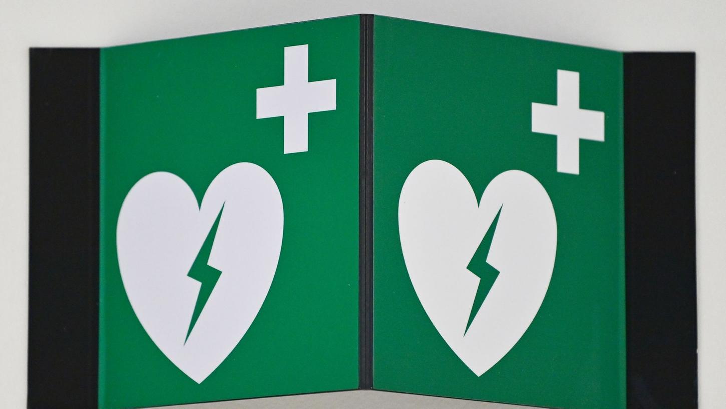 Ein Hinweisschild auf einen Defibrillator hängt an einer Wand. Unsere psychische Gesundheit ist mitunter ausschlaggebend für das Herzinfarktrisiko. Ein Hinweisschild auf einen Defibrillator hängt an einer Wand. Unsere psychische Gesundheit ist mitunter ausschlaggebend für das Herzinfarktrisiko.