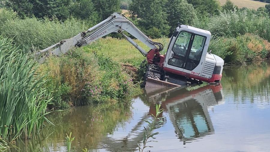 Einen Bagger manövrierte der Mann in einen Teich.