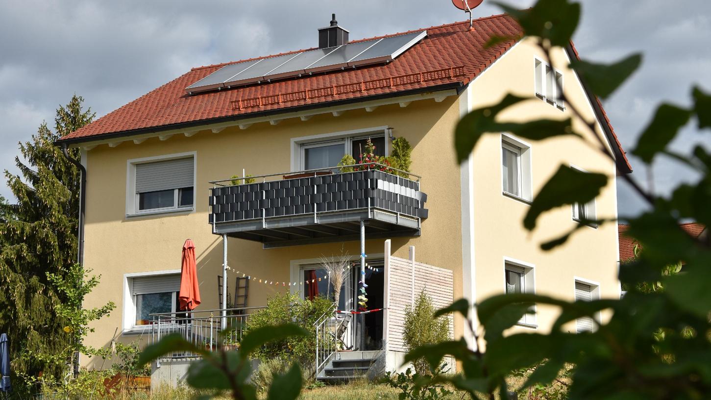 In der Erdgeschosswohnung dieses Hauses im Rother Ortsteil Birkach am Rothsee wurde das 67-jährige Opfer des Tötungsdelikts gefunden.
