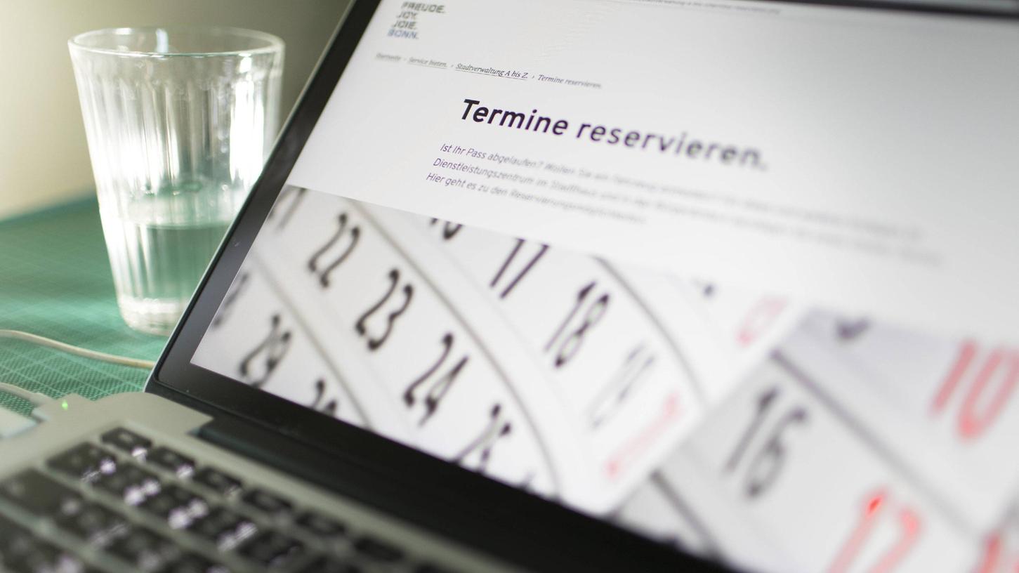 Termine buchen, den Status des Reisepass abfragen oder Urkunden bestellen: Das geht in vielen bayerischen Kommunen mittlerweile digital.
Termine buchen, den Status des Reisepass abfragen oder Urkunden bestellen: Das geht in vielen bayerischen Kommunen mittlerweile digital.