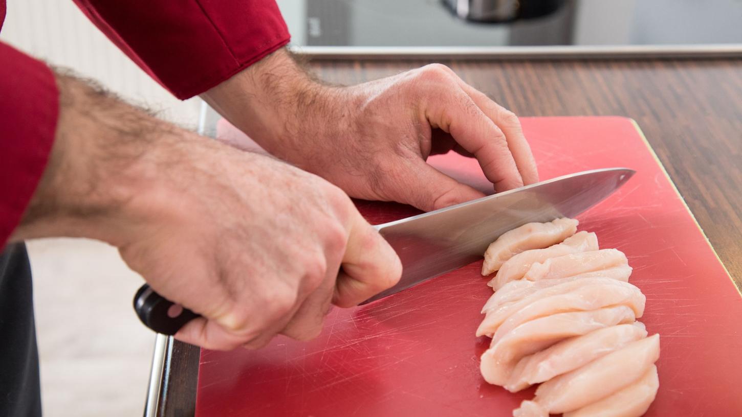 Fleisch schneidet man am besten auf einer Unterlage, die man gut reinigen kann. Fleisch schneidet man am besten auf einer Unterlage, die man gut reinigen kann.