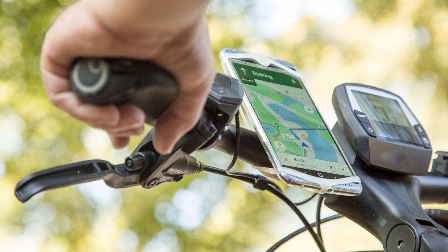 Wer mit dem Fahrrad unterwegs ist und eine Route sucht, kann auf Google Maps zurückgreifen. Wer mit dem Fahrrad unterwegs ist und eine Route sucht, kann auf Google Maps zurückgreifen.