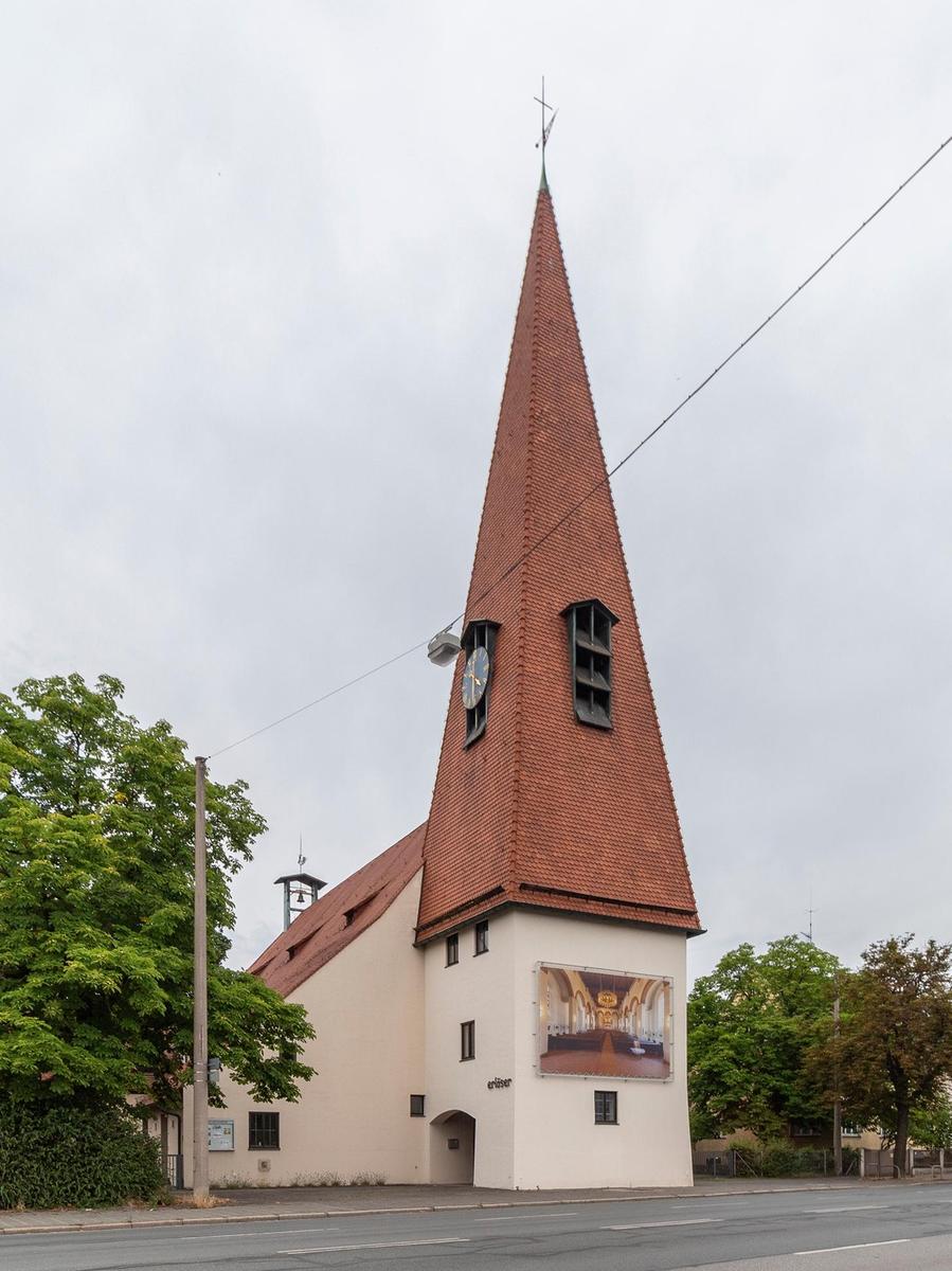 An der Seite zur Sigmundstraße verdecken die hochgeschossenen Bäume und Gustav Gsaengers aparter Glockenturm heute den Altbau der 1920er Jahre.  