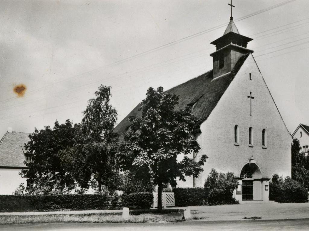 Der Kirchenbau selbst kam so zur Ausführung, wie er geplant war. Die Nebengebäude, wie diese Aufnahme um das Jahr 1961 zeigt, fielen weit bescheidener aus (siehe das Foto am Fuß der Seite links). Der Kirchenbau selbst kam so zur Ausführung, wie er geplant war. Die Nebengebäude, wie diese Aufnahme um das Jahr 1961 zeigt, fielen weit bescheidener aus (siehe das Foto am Fuß der Seite links).
