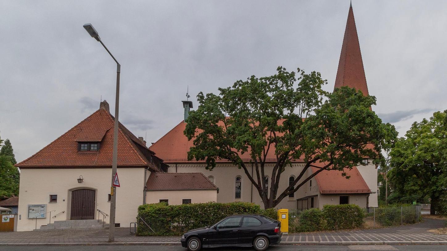 An der Karl-Martell-Straße dürfen das alte Kirchenschiff und die 1961 angebaute sogenannte "Brauthalle" (links) noch glänzen.  