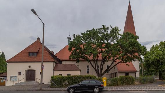 Gotteshaus mit Zipfelmütze: Die ausgefallene Architektur der Erlöserkirche in Nürnberg-Leyh