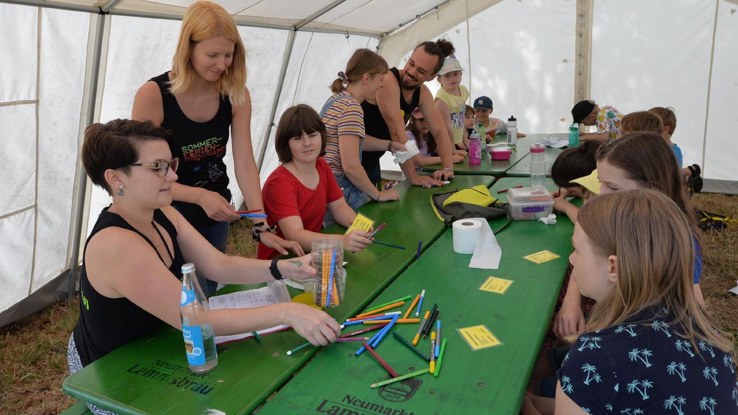 Anke Buchmüller (zweite von links) betreut im Rahmen der "Ferienspiele" die Kinder während der Sommerferien gemeinsam mit anderen ehrenamtlichen Helfern.
Anke Buchmüller (zweite von links) betreut im Rahmen der "Ferienspiele" die Kinder während der Sommerferien gemeinsam mit anderen ehrenamtlichen Helfern.