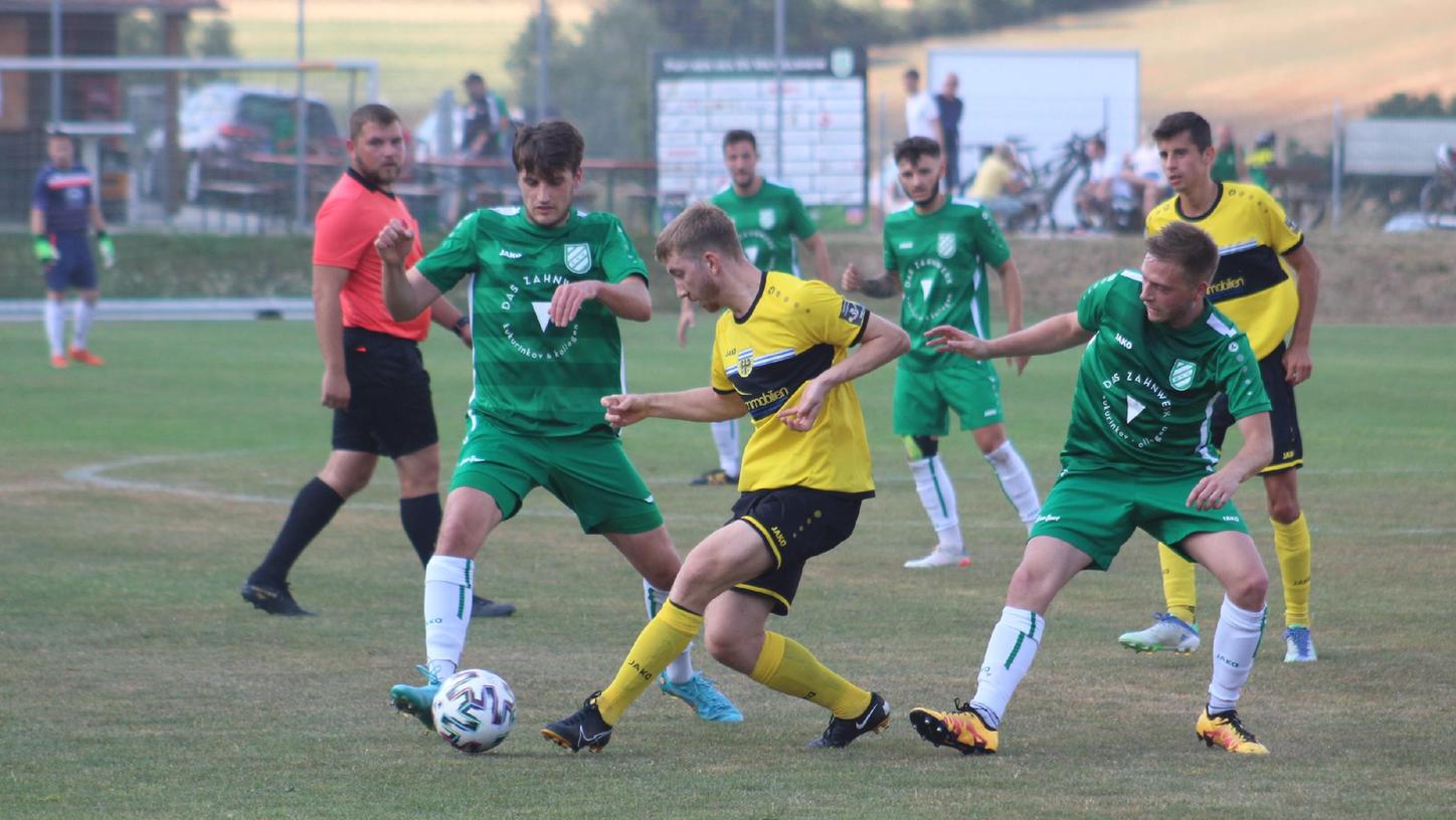 Wettelsheim erkämpfte sich den 2:1-Sieg gegen Hilpoltstein. Unsere Szene zeigt die SVW-Akteure Florian Bunz (li.) und Matthias Lehmeyer in Aktion.