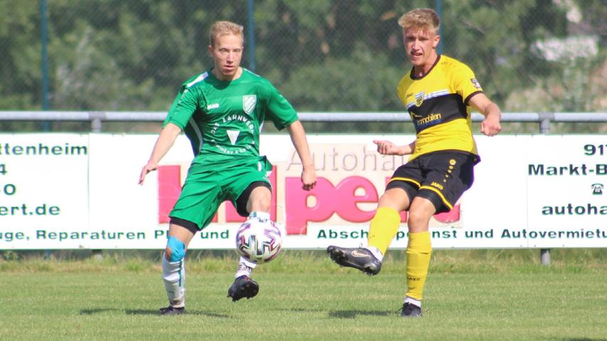 David Killian (links) gab sein Heimspieldebüt für den SV Wettelsheim. Der linke Außenverteidiger wechselte im Sommer vom TSV 1860 Weißenburg an den Hirschfeldweg.