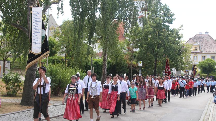 Der Schützenverein Enderndorf war gerne zu den Nachbarn nach Absberg gekommen, um sich am Festzug zu beteiligen.
 
