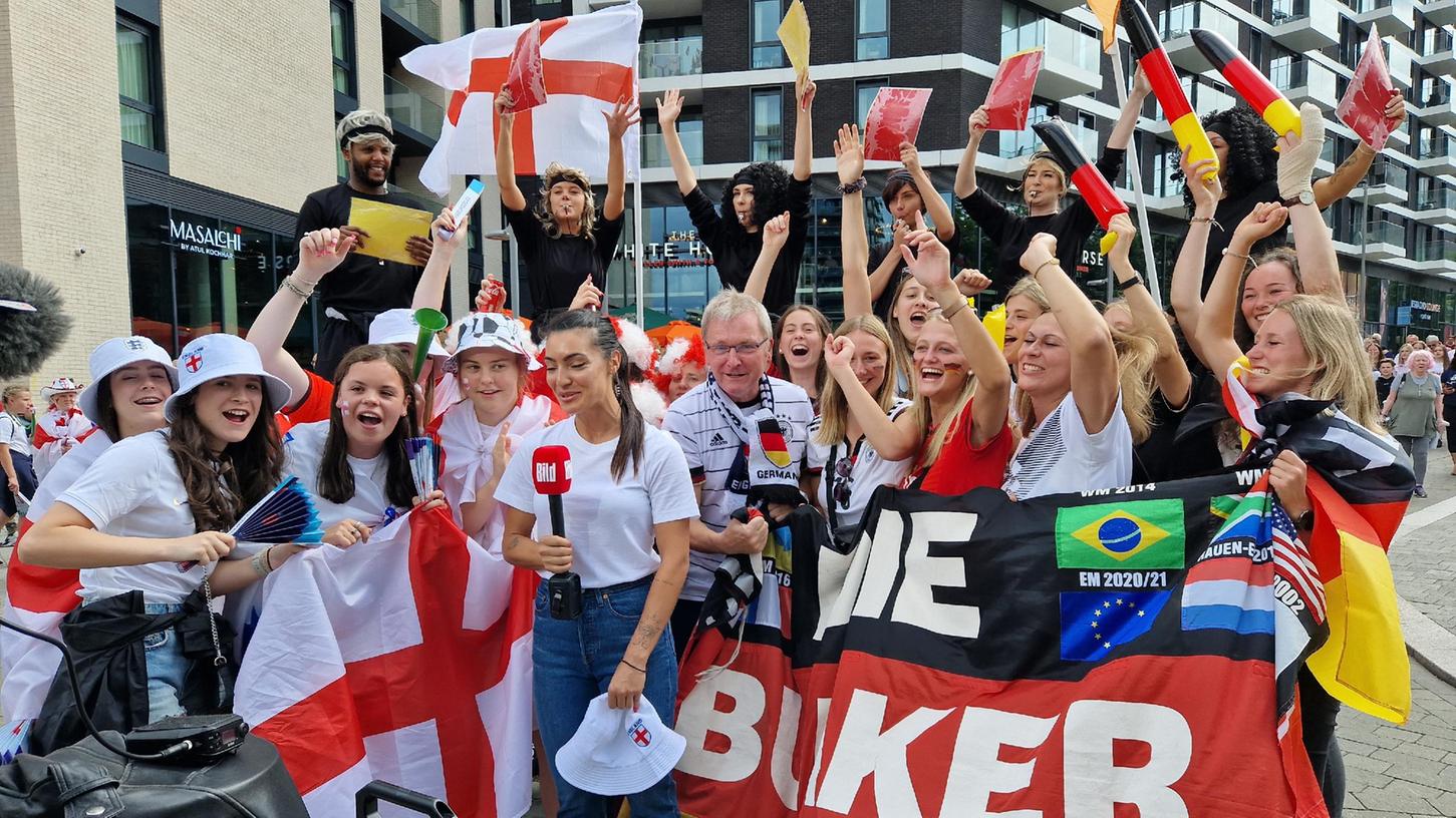 Fußballverrückte unter sich: Edmund Kainer (2. von rechts) mit wild kostümierten Fans der englischen Frauennationalmannschaft.
 
