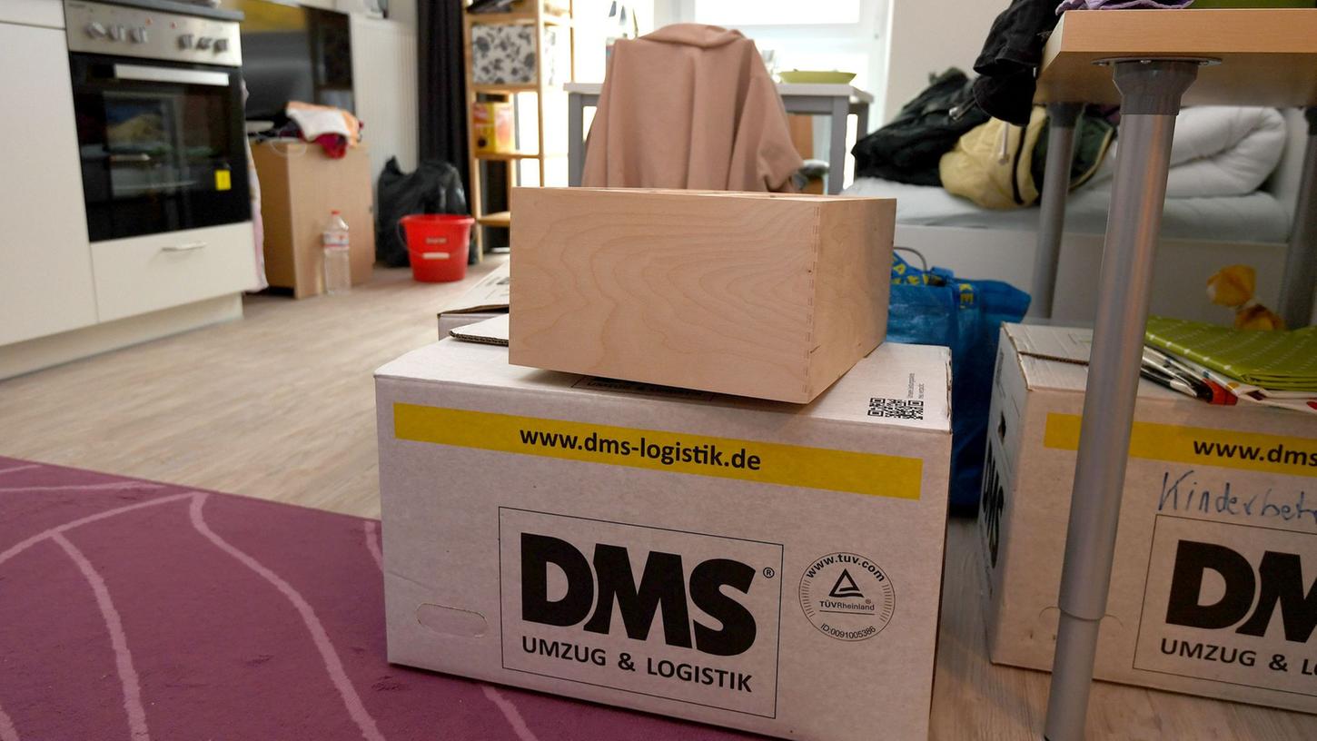 In Deutschland ziehen die Menschen im Schnitt im Alter von 24 Jahren aus dem Elternhaus aus. In Deutschland ziehen die Menschen im Schnitt im Alter von 24 Jahren aus dem Elternhaus aus.