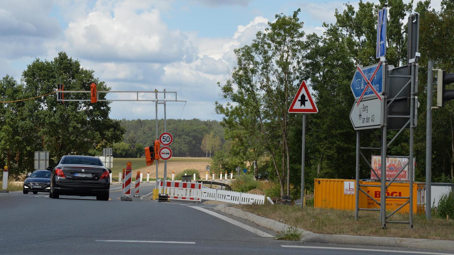 Die Umleitungsstrecke auf dem A3-Zubringer bei Neumarkt bleibt länger bestehen als geplant.