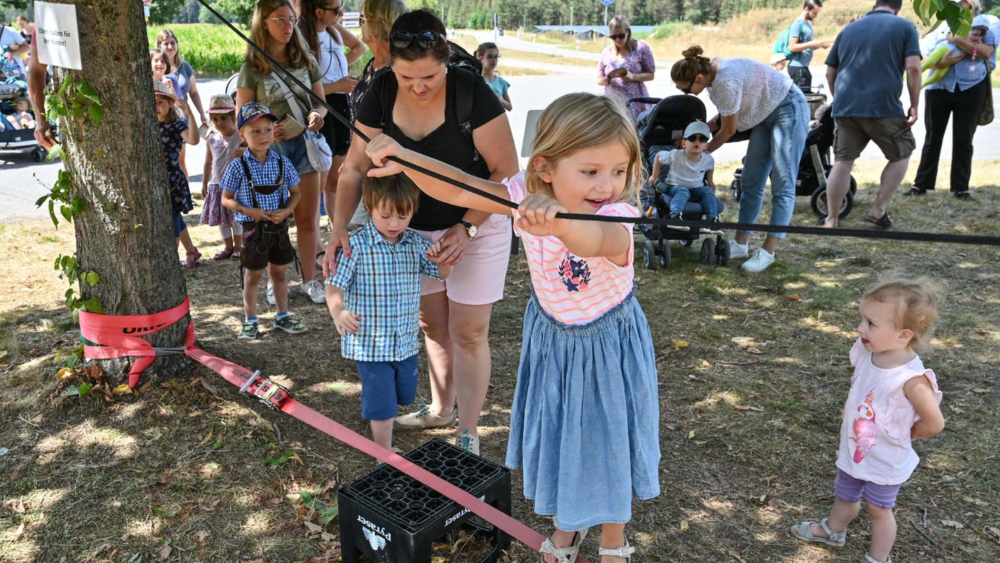 Pyraser Kinderlachen im wahrsten Sinn, viele strahlende Gesichter waren am Sonntag zu sehen.
Pyraser Kinderlachen im wahrsten Sinn, viele strahlende Gesichter waren am Sonntag zu sehen.