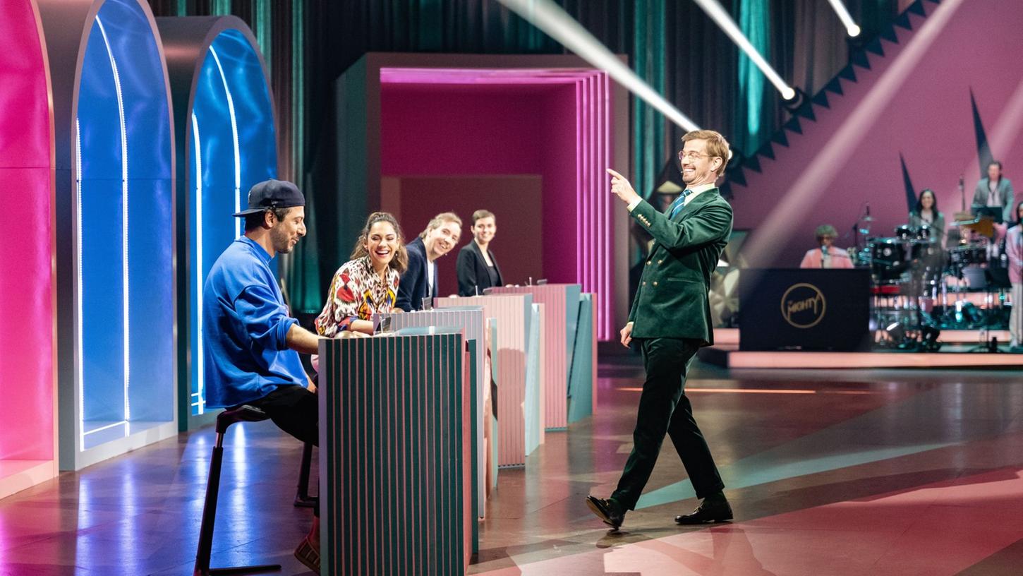 Fahri Yardim (l-r), Nilam Farooq, Olli Schulz und Moderator Joko Winterscheidt in der ProSieben-Show "Wer stiehlt mir die Show?" Fahri Yardim (l-r), Nilam Farooq, Olli Schulz und Moderator Joko Winterscheidt in der ProSieben-Show "Wer stiehlt mir die Show?"