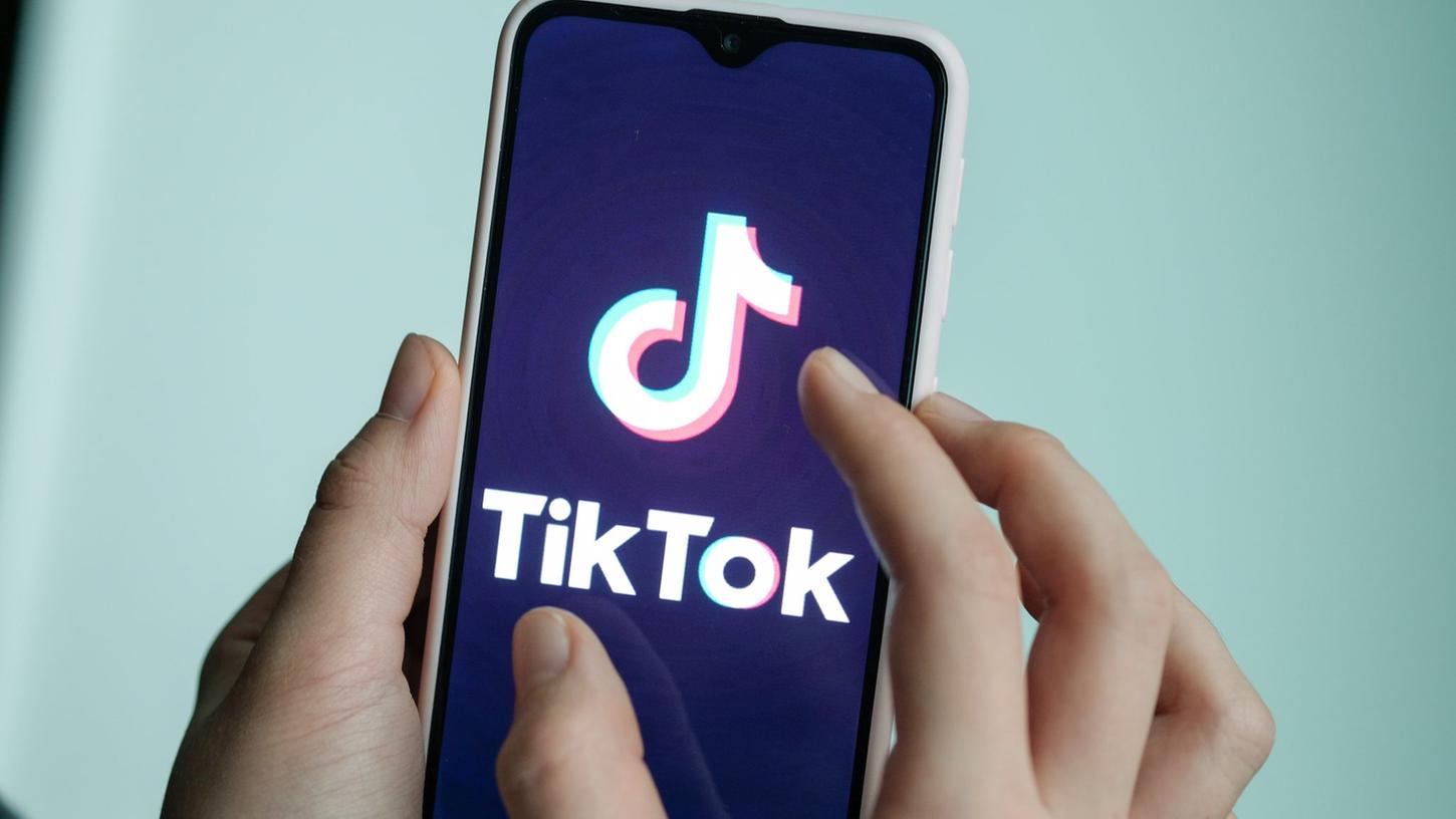 Die Plattform TikTok bemüht sich - unter anderem mit einer Alterssperre - Einfluss auf die gezeigten Inhalte zu nehmen. 