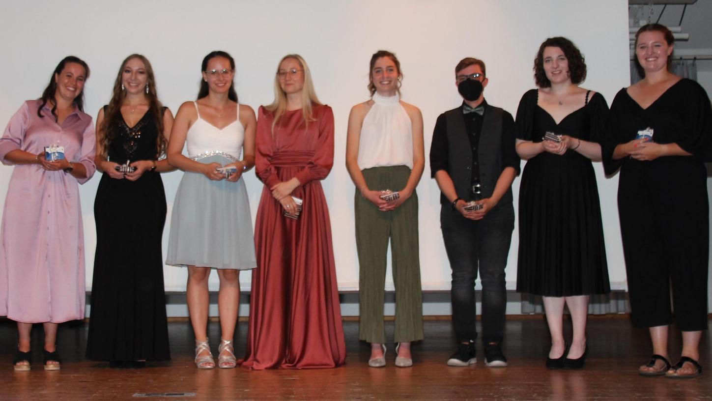 Abschlussfeier der Fachakademie für Sozialpädagogik Höchstadt: Stellvertretender Landrat Manfred Bachmayer zeichnete die acht besten Absolventinnen aus.