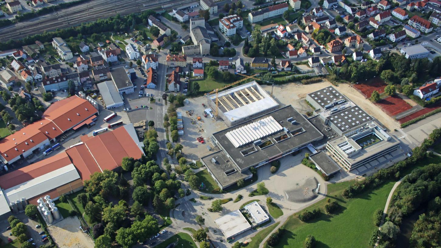 Der Bau der Turnhalle geht nicht weiter wie geplant.
Der Bau der Turnhalle geht nicht weiter wie geplant.