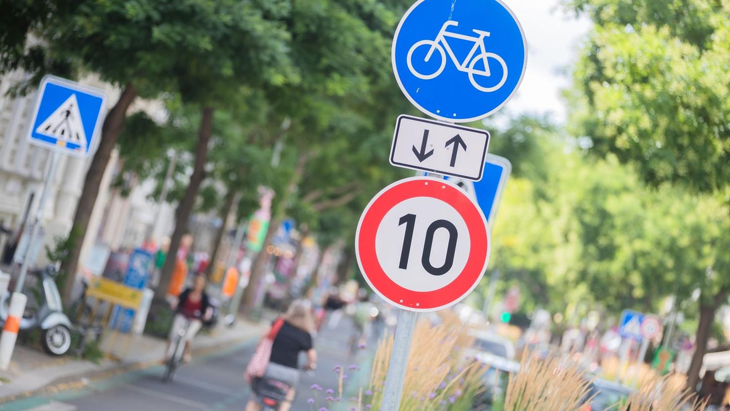 Wohin mit den Autos? Ringen um die Verkehrswende in Berlin Wohin mit den Autos? Ringen um die Verkehrswende in Berlin