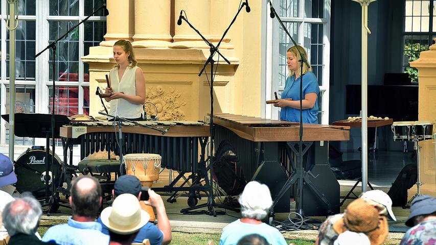 Zahlreiche Zuschauer ließen sich vor der Orangerie von den Marimba-Klängen verzaubern.
Zahlreiche Zuschauer ließen sich vor der Orangerie von den Marimba-Klängen verzaubern.