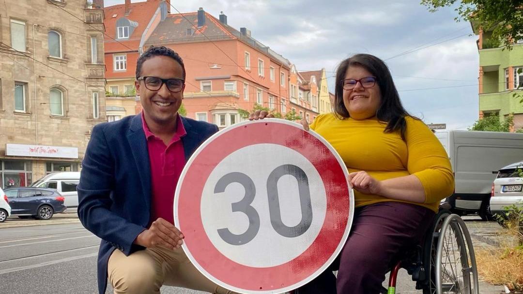 Nasser Ahmed und Yasemin Yilmaz von der SPD-Stadtratsfraktion fordern mehr Flexibilität bei Tempo 30. Nürnberg soll sich an einer bundesweiten Initiative beteiligen.
Nasser Ahmed und Yasemin Yilmaz von der SPD-Stadtratsfraktion fordern mehr Flexibilität bei Tempo 30. Nürnberg soll sich an einer bundesweiten Initiative beteiligen.